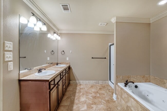 Building Photo - 110 Vienne Pl