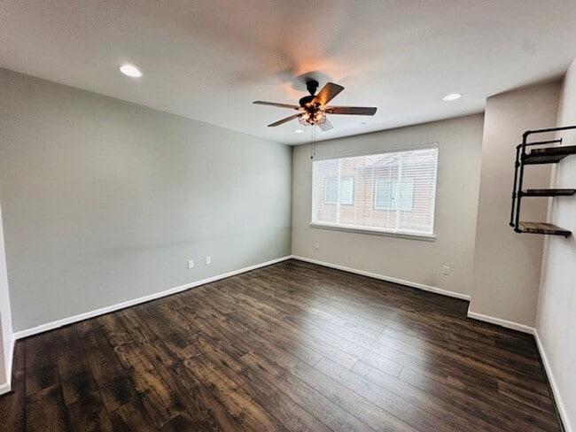 Building Photo - 3Bd/2.25Ba Seattle Townhouse