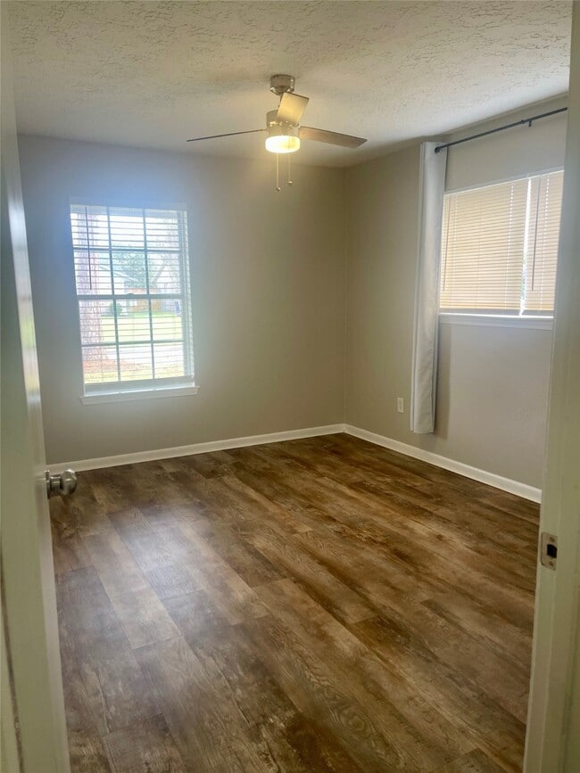 Building Photo - 2115 Yorktown Ct S