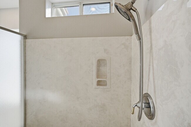 Building Photo - 1425 W Commerce Ave