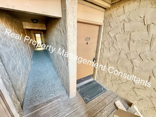 Building Photo - 2 Bed 2 Bath West Plaza Urban Oasis
