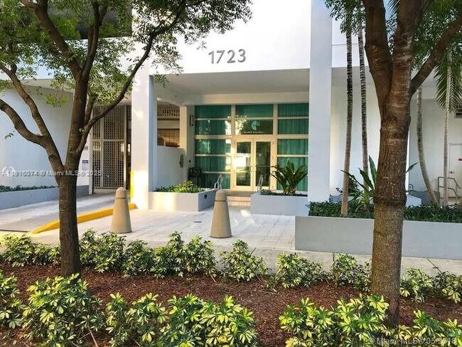 Building Photo - 1723 SW 2nd Ave