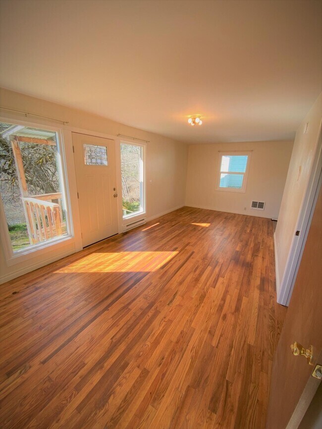 582 N Riverside Ave 582 N Riverside Ave Gold Hill OR 97525