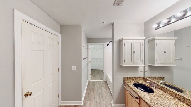 Building Photo - 718 W Trade St