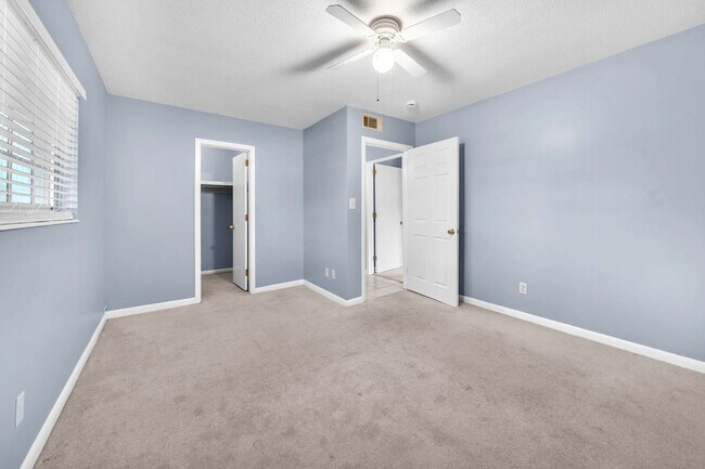 Building Photo - 2100 W Beach Dr