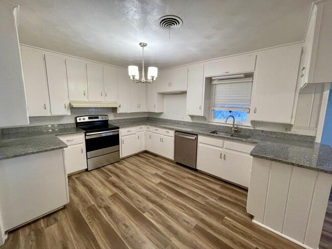Building Photo - 1205 College Oaks Dr