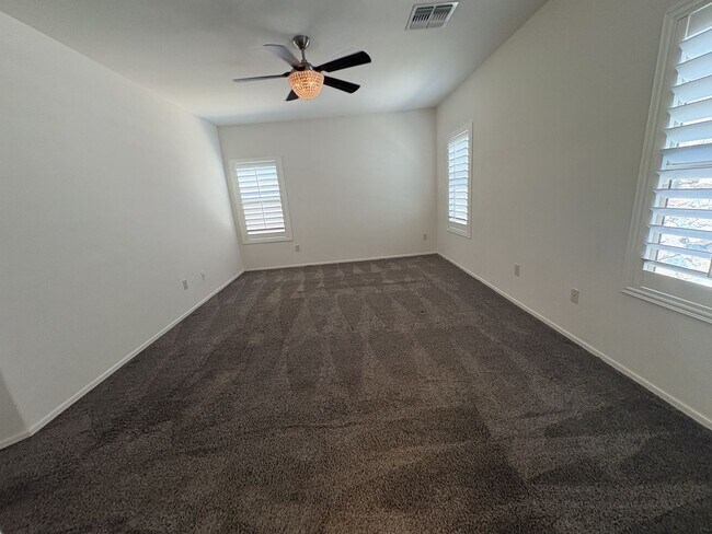 Building Photo - 4 bedroom plus Den 3 car garage with sparkling pool Vail School District