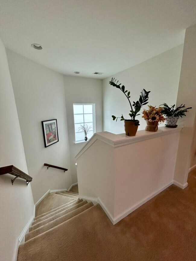 Building Photo - **Beautifully Maintained 3 Bedroom Home with Study, Screened Porch & Fenced Yard**