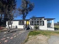 Building Photo - Single Level 3 Bedroom 2 Bathroom Home located just minutes from both Windsor and Larkfield w/ Ut...