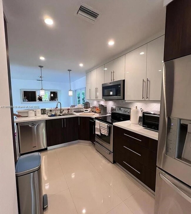 Building Photo - 14830 Miami Lakeway S