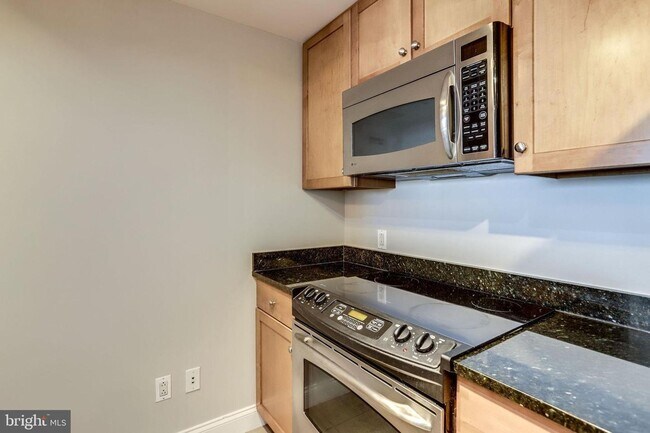 Building Photo - Modern 1BR Condo at The Phoenix with Premi...