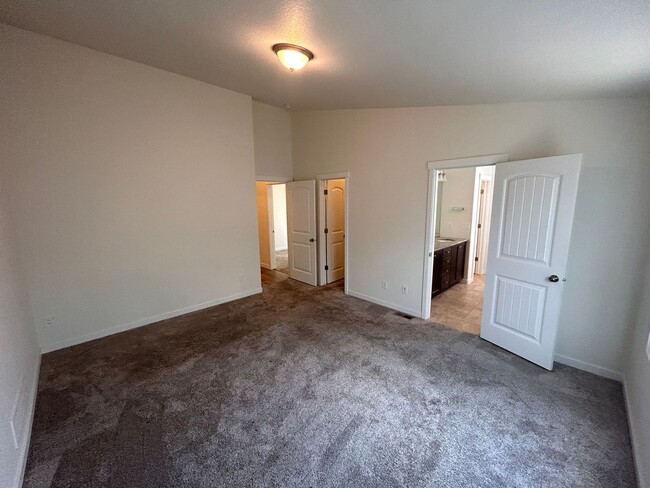 Building Photo - Immaculate 4 Bed 4 Bath Home in School Dis...