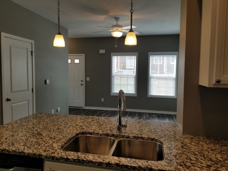 Building Photo - 9083 Daisy Dr