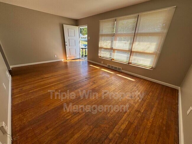 Building Photo - 8629 Elwyn Dr