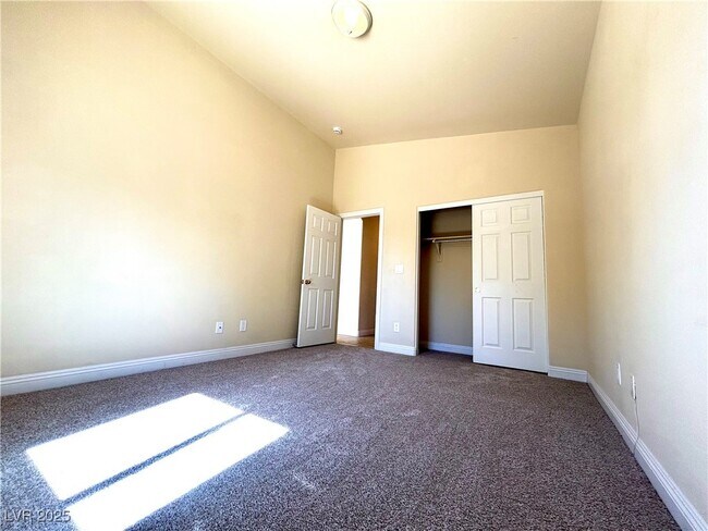 Building Photo - 2115 Zicker Ave