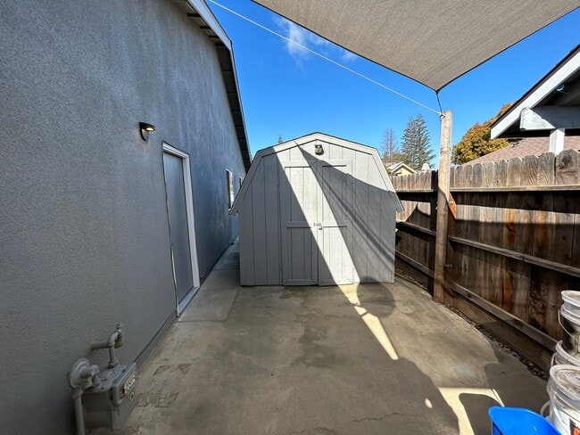 Building Photo - 3 Bedroom 2 Bathroom in NW Visalia