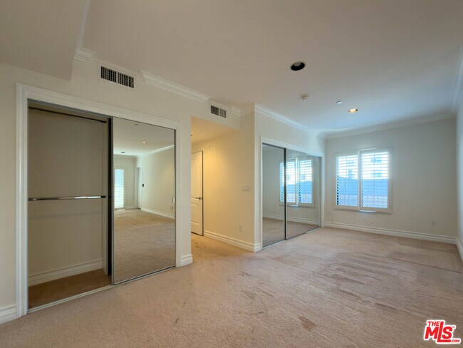 Building Photo - 11692 Darlington Ave