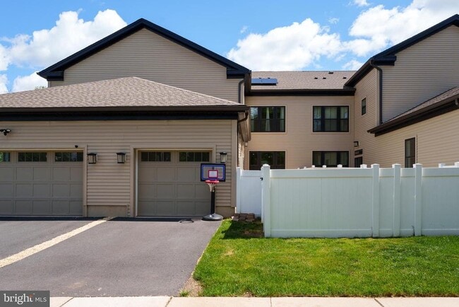 Building Photo - 3 E Hartwick Dr