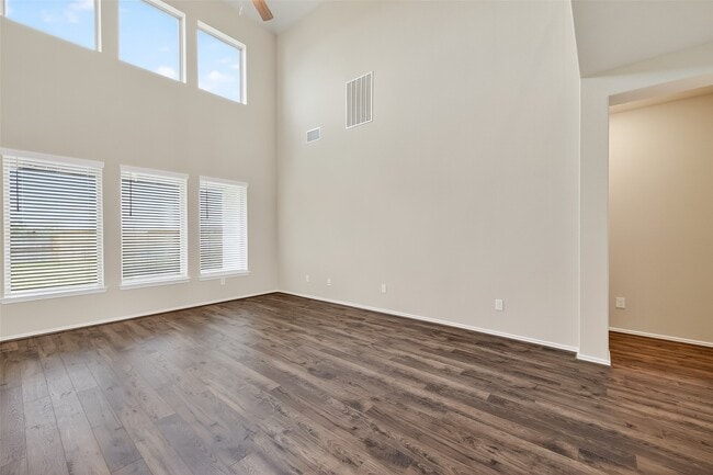 Building Photo - 411 Sunlit Vly Cir