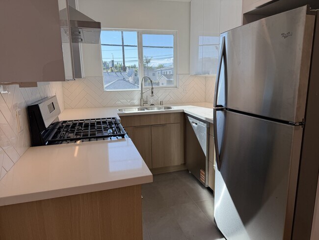 Building Photo - 4443 Clayton Ave