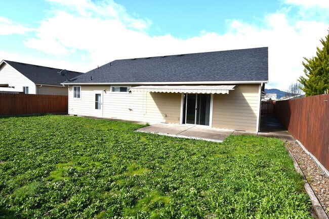 Building Photo - Gorgeous ground level accessible home.
