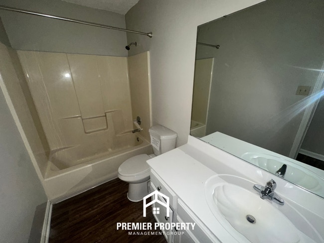 Building Photo - Charming 3BR/2BA Memphis Home with Vaulted Ceilings, Fireplace & Fenced Yard