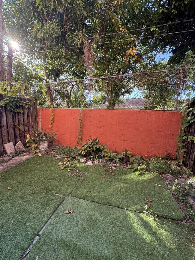 Building Photo - 680 Tennis Club Dr