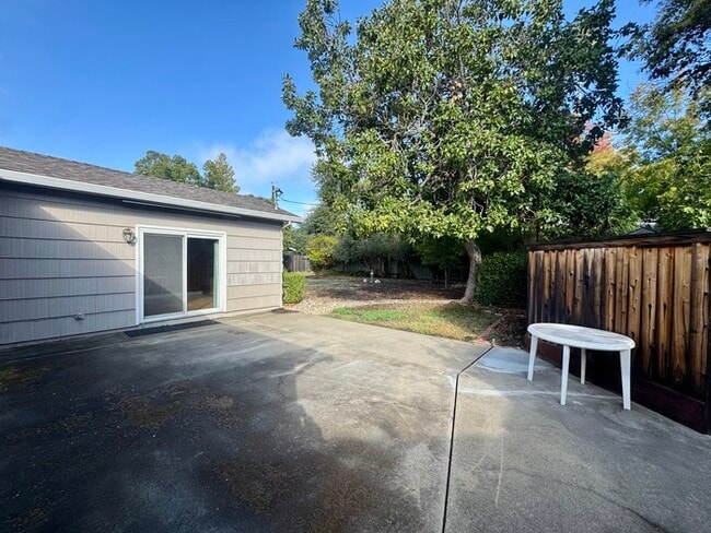 Building Photo - Stunning 3-bedroom, 2-bathroom home with a bonus room/office!