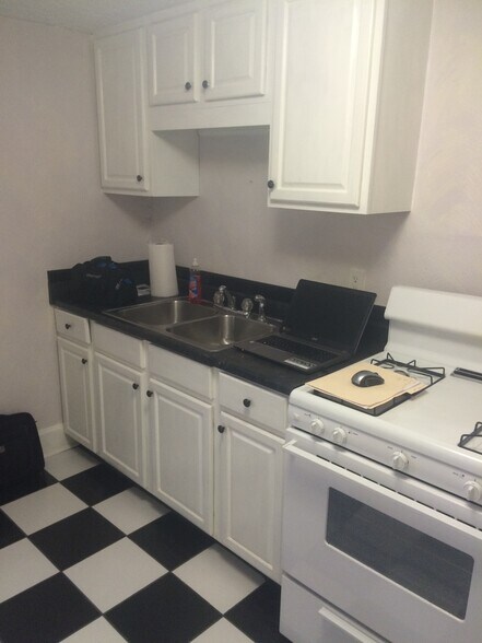 Building Photo - 5251 Warren Ave