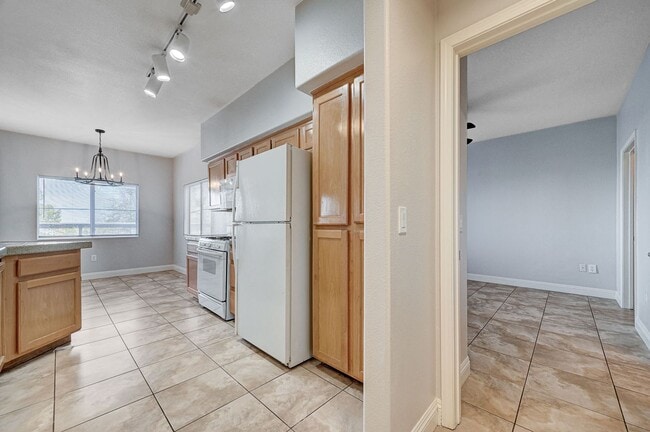Building Photo - Spacious 2 Bedroom Condo in Gated Community!