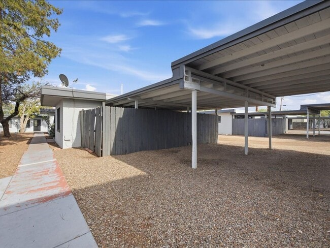 Building Photo - 2126 N Forgeus Ave