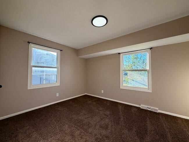 Building Photo - Rockford Schools! 4 Bedroom Duplex