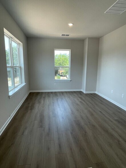 Building Photo - 4701 Wally Ave