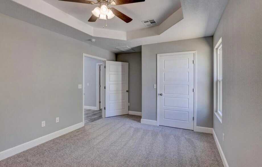 Stock image-Interior finishes may vary - 917 N Hall St