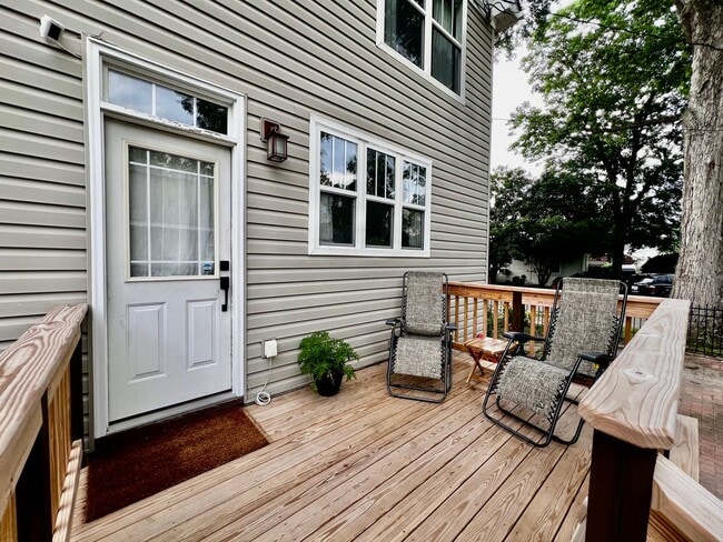 Building Photo - Gorgeous Home in the heart of Bayview Beach