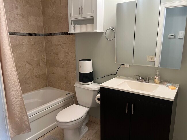 Building Photo - 1468 E 69th St