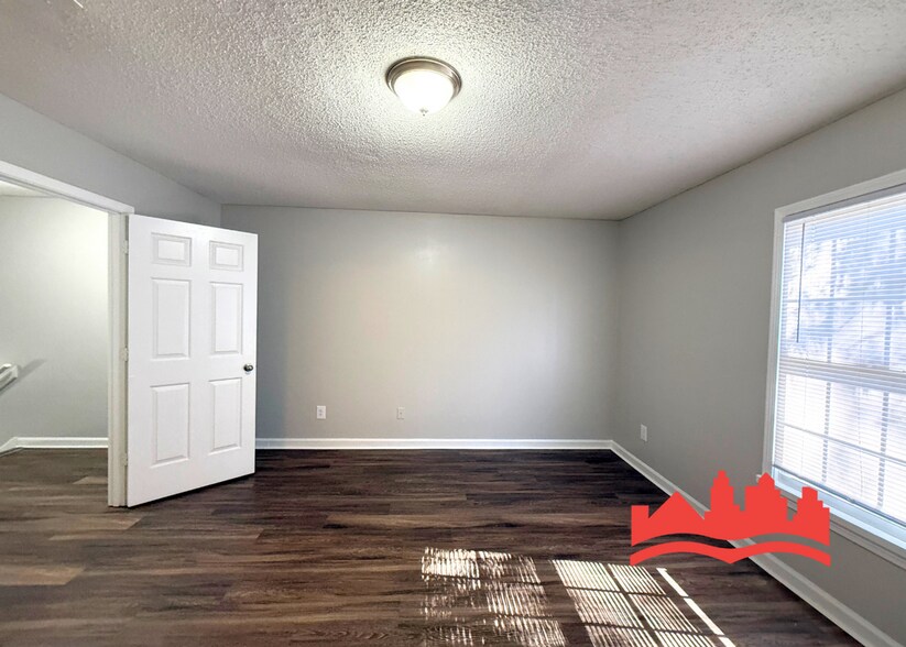 Building Photo - 5555 Blossom Ln