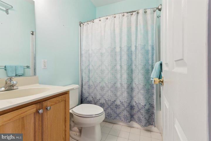 1st floor bathroom - 3152 W Master St