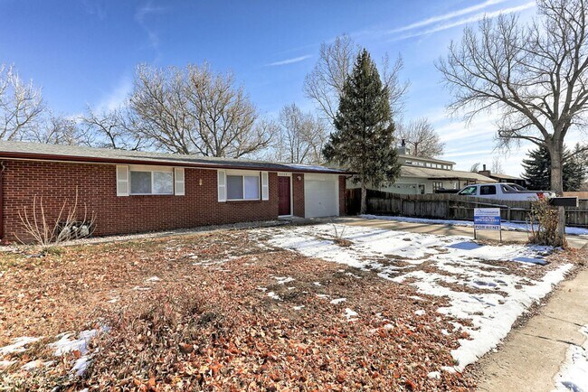 Building Photo - 2 Bedroom 1 Bath Duplex in the heart of Lo...