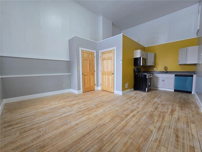 Building Photo - 27 E Main St