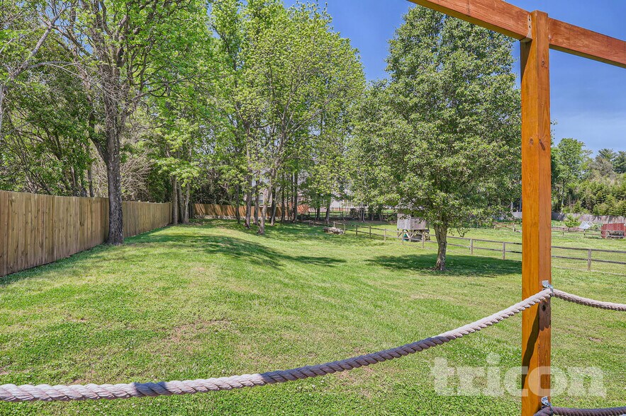 Building Photo - 2210 Weddington Rd