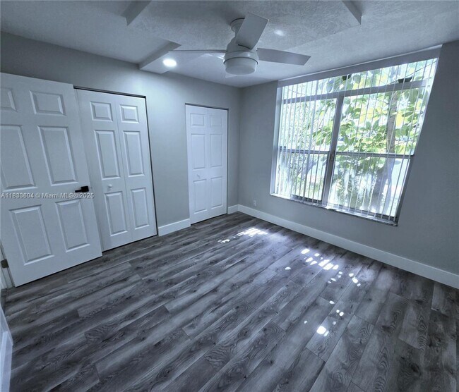 Building Photo - 3710 Inverrary Dr