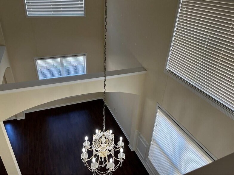 Building Photo - 2279 White Alder Dr NE