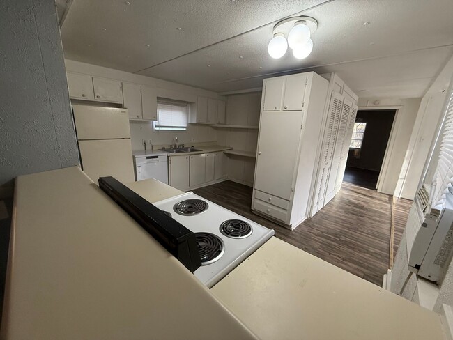 Building Photo - 16584 Lakeway Cir