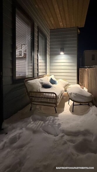 Building Photo - 656 Saratoga St