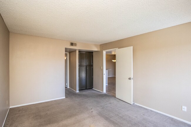 Building Photo - 540 N May
