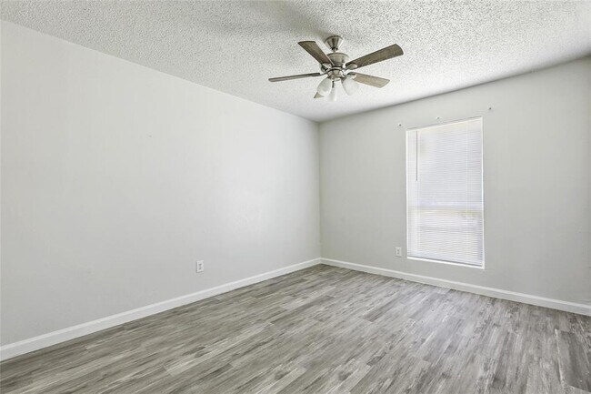 Building Photo - 1800 Cameo Dr