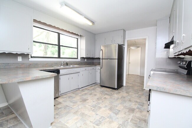 Building Photo - Available Now – 3BR/2BA Home Near HWY 90, ...