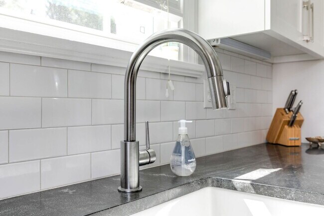 Building Photo - 5000 Bromley Ln