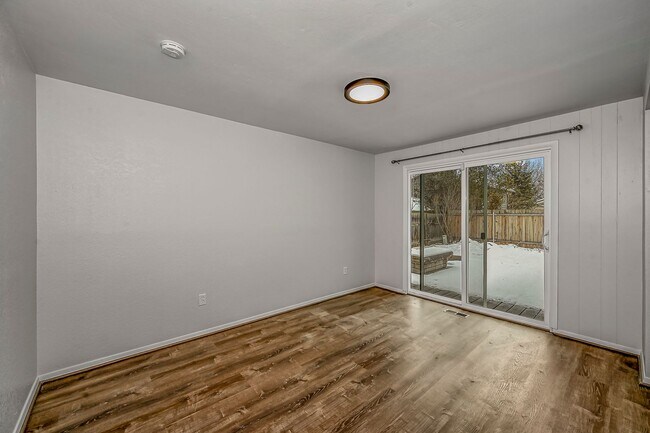 Building Photo - 3-bedroom 2-bathroom home with fenced back...